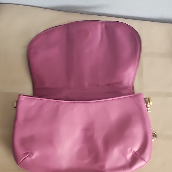 Wilsons Pink Leather Shoulder Bag W/ Removable Brass Chain Strap - Picture 7 of 12